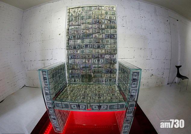 【非一般藝術品】2吋半防彈玻璃加總值780萬港元美鈔  俄富翁炮製「美金椅」