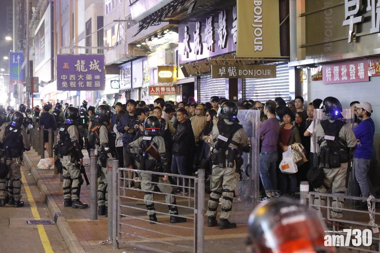 【修例風波】旺角有人堵路警放催淚彈驅散  截查近百人