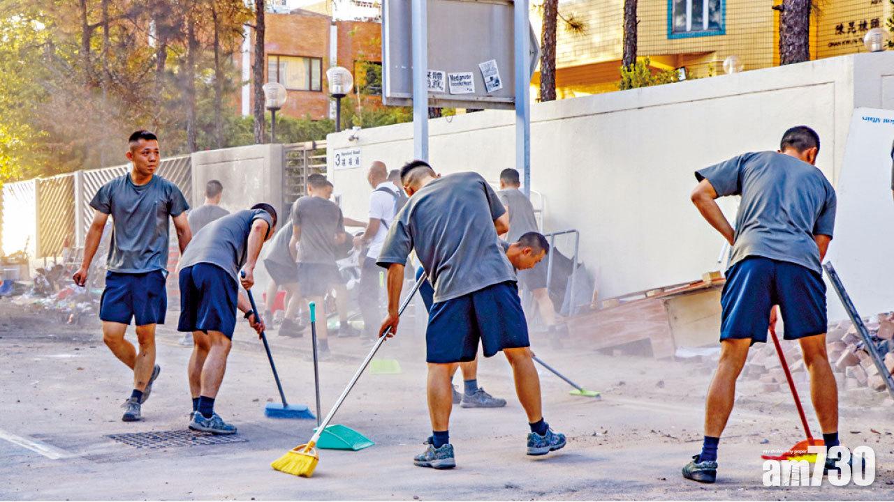 駐軍出營清路障 李家超：屬自發無違法