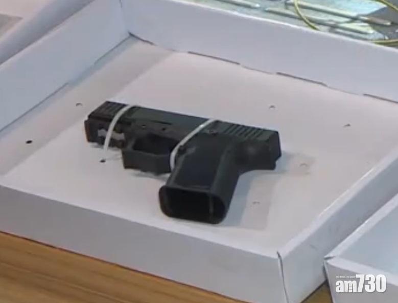  警方檢半自動手槍  料激進團伙下午遊行時用