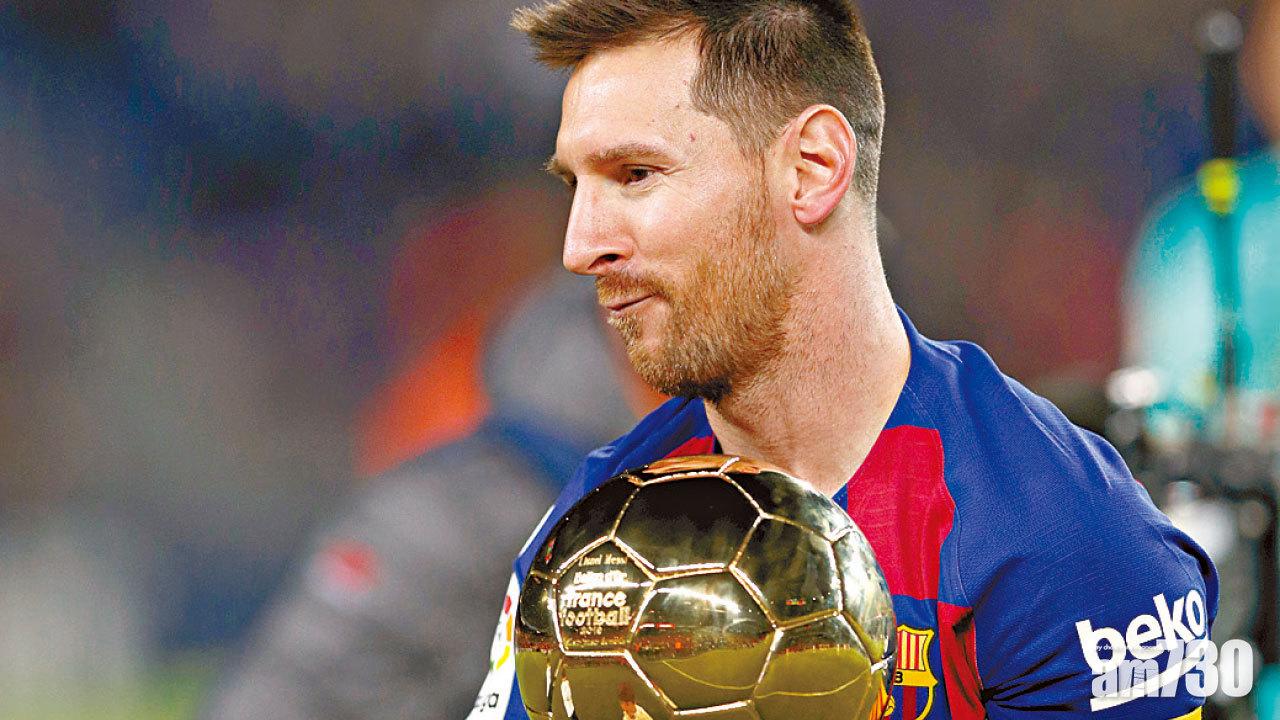 圖片新聞: 戴帽賀金球