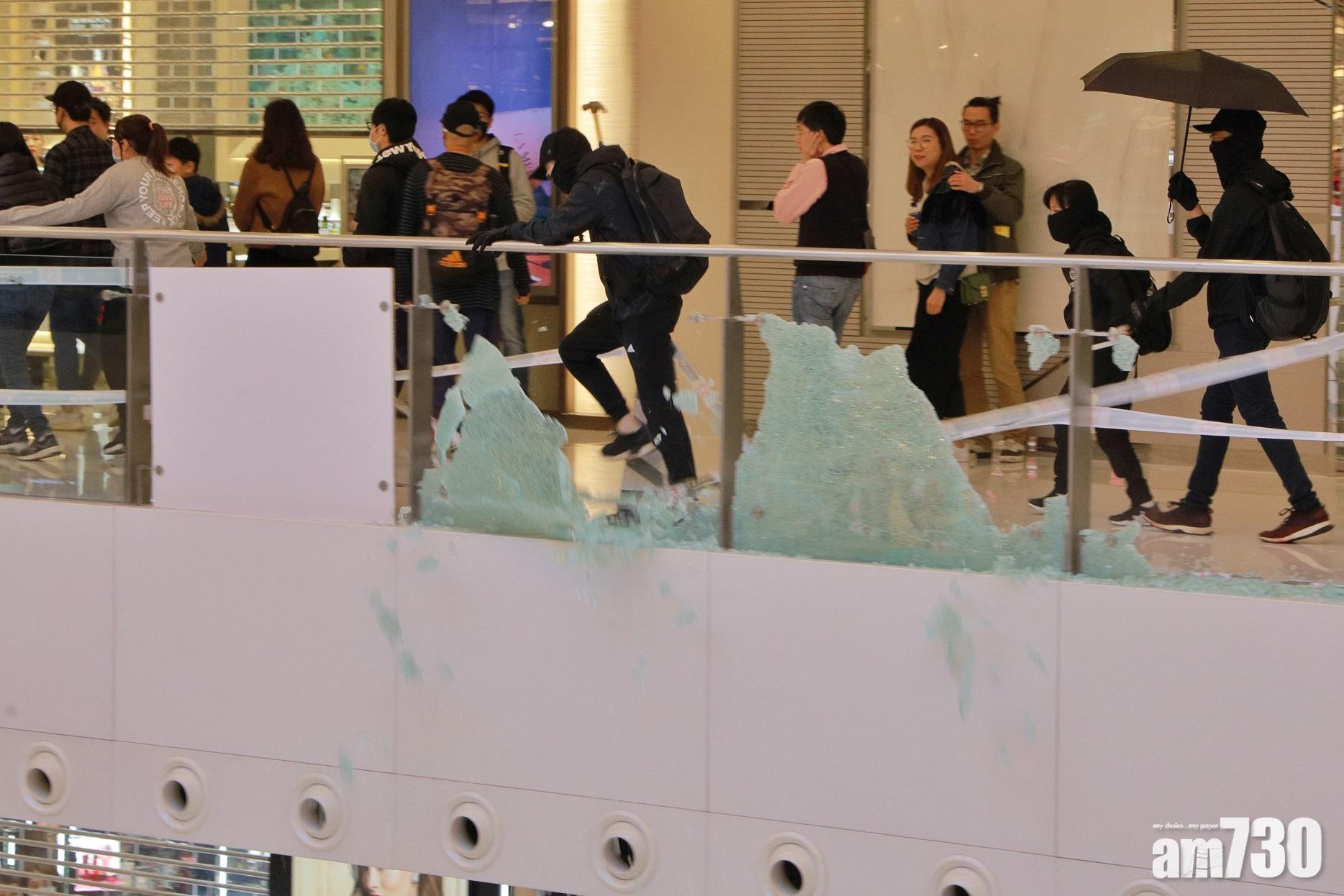 沙田新城市廣場玻璃圍欄被毀