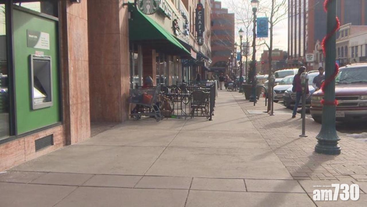 美賊劫銀行後當街灑錢 大叫聖誕快樂！