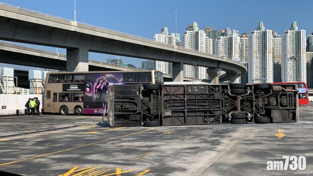 九巴荔枝角車廠有巴士翻側