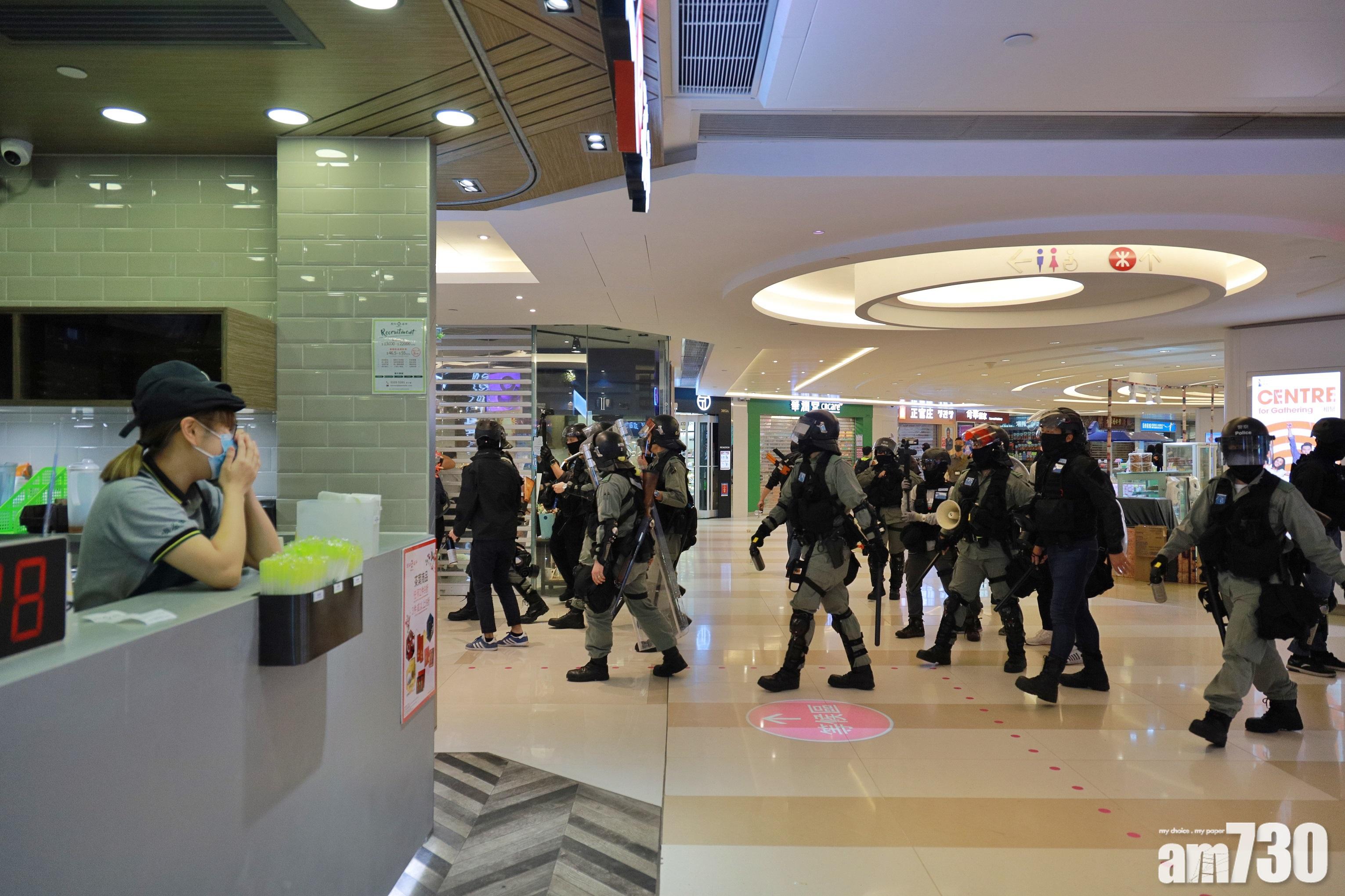 防暴警察進入上水中心搜捕 最少帶走兩人