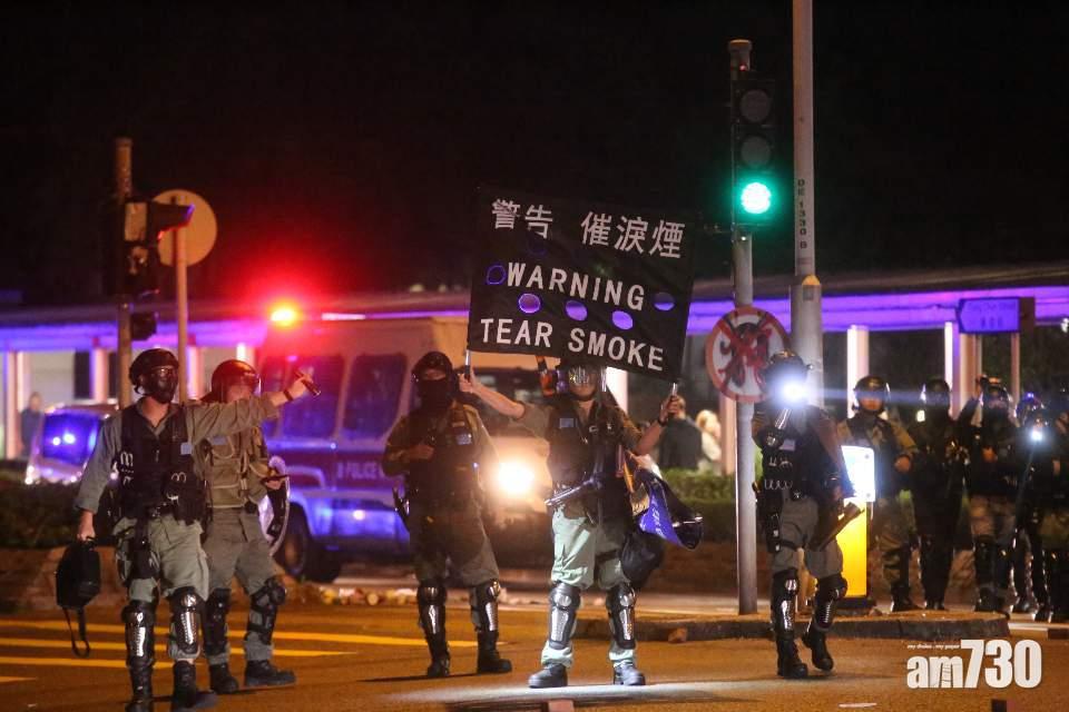 悼念周梓樂變衝突 防暴警尚德邨內制服數人