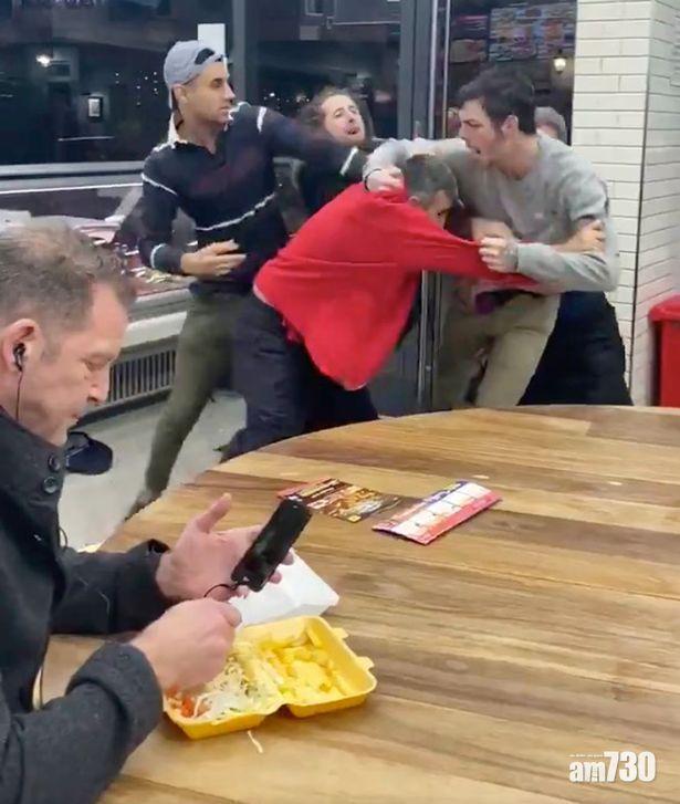 懶理身旁10人圍毆  「淡定哥」繼續食嘢爆紅 (有片)