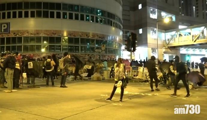 【武漢肺炎】政府稱暉明邨非變成「隔離營」  防暴警到場清理路障