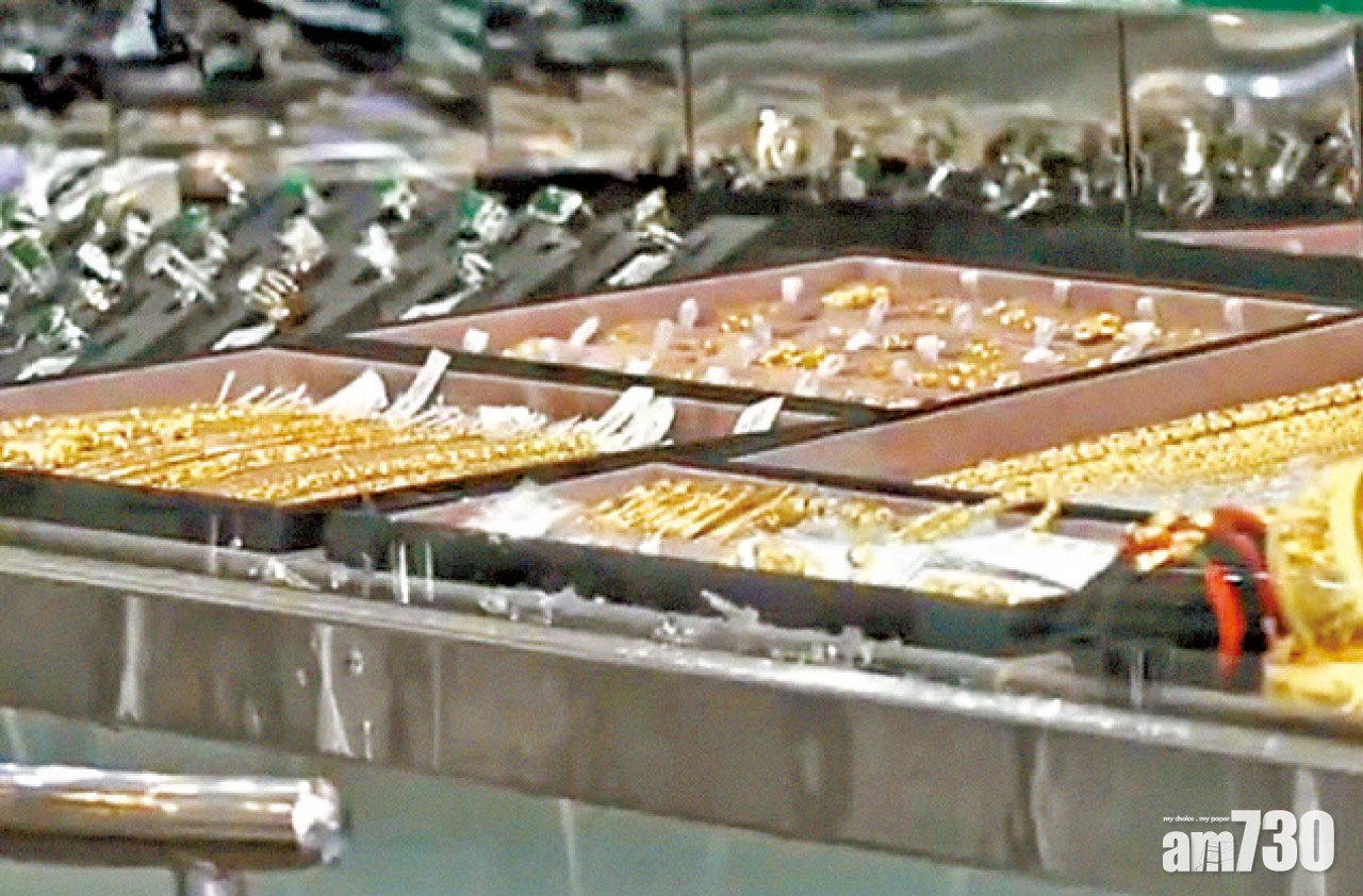 兩刀匪闖入 劫30萬金飾