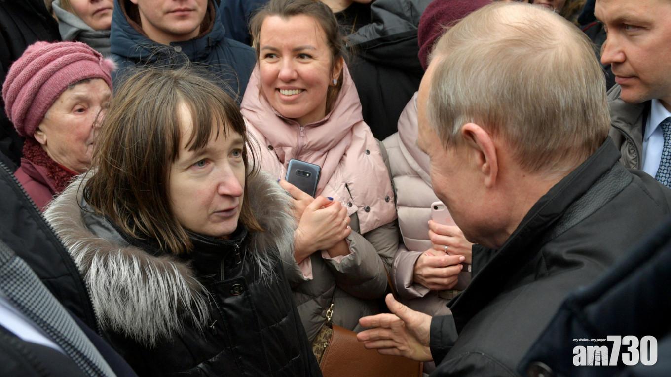 普京被民眾當街質問︰月入千三蚊點生活？