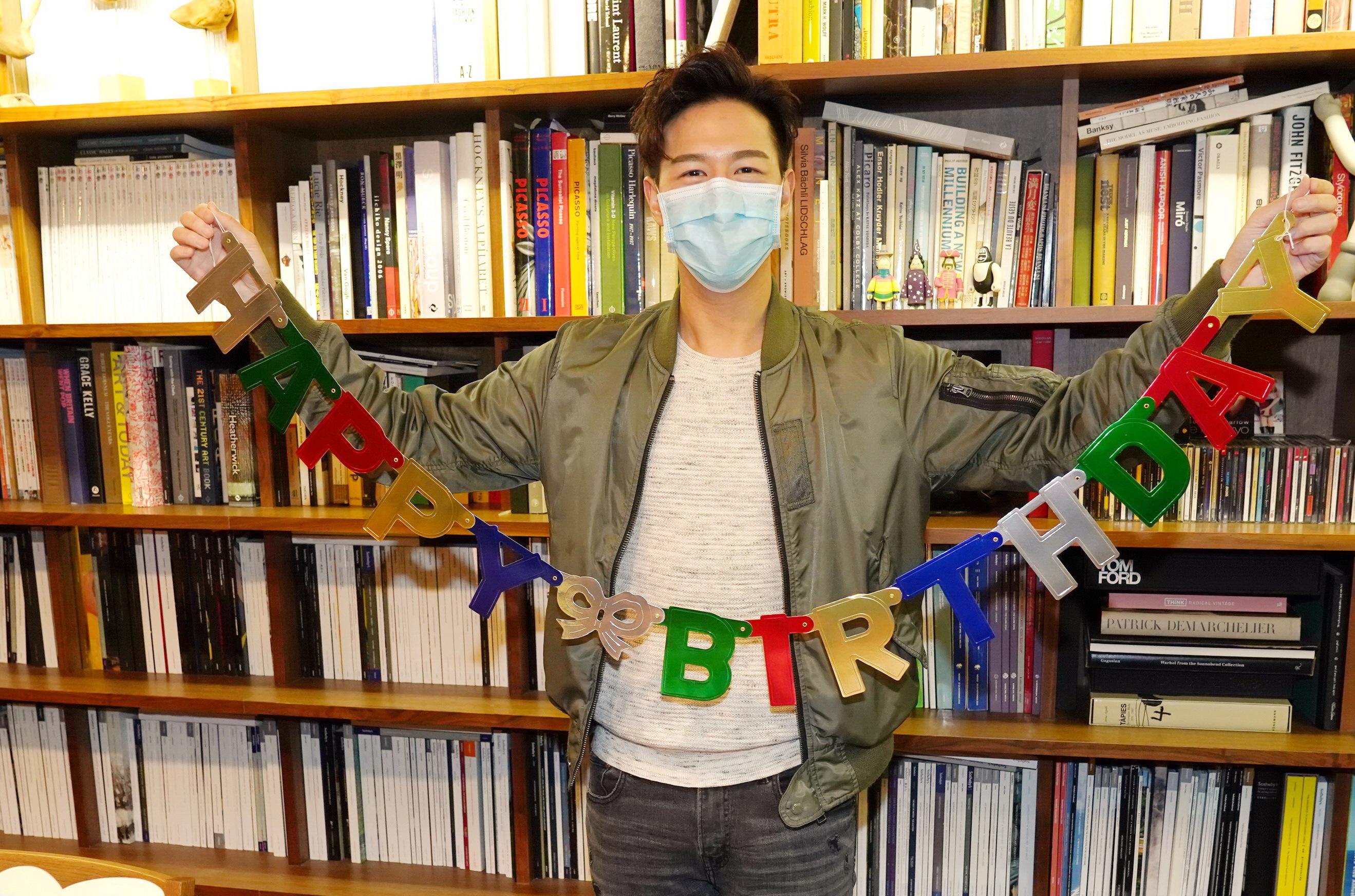 馮允謙工作中過生日