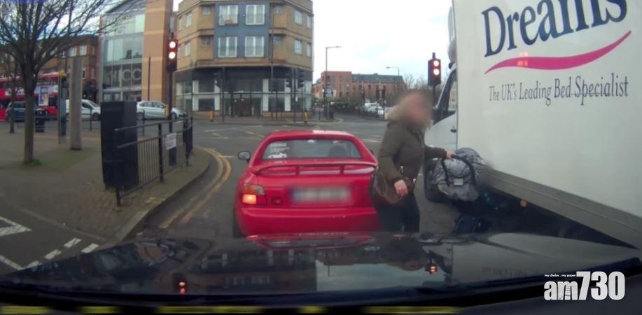 【嚇餐懵】英母意外鬆手 BB車衝向貨櫃車底(有片)