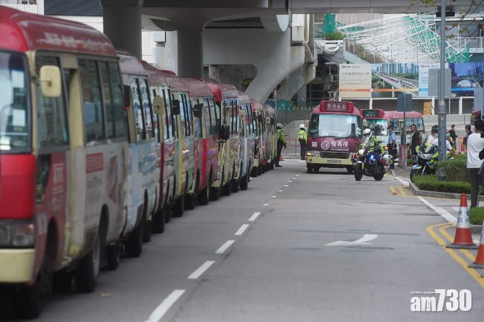 【新冠肺炎】小巴慢駛到政府總部促增加支援措施