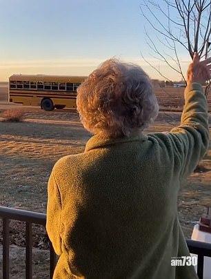 【溫馨】婆婆日日向校巴學童打招呼  學童們窩心回報(有片)