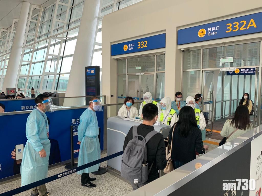 【新冠肺炎】【圖輯】乘首班湖北包機港人陸續登機