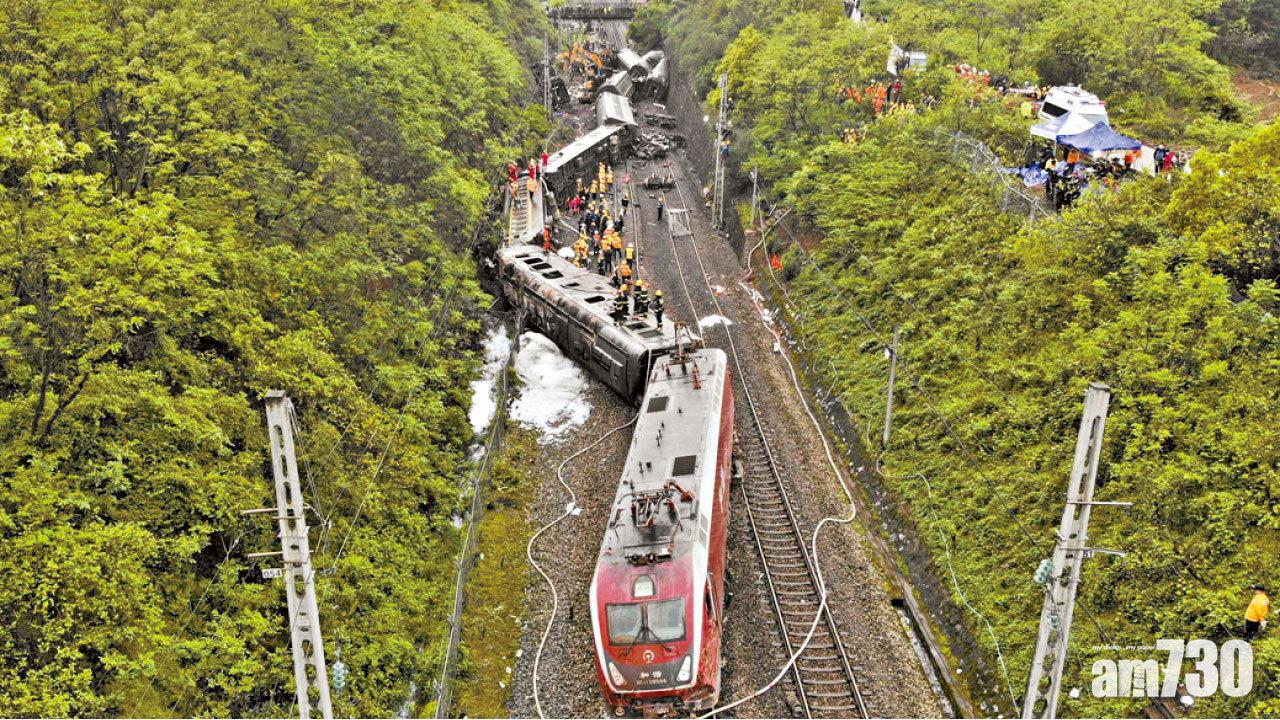 撞上倒塌山泥 火車湖南出軌1死127傷