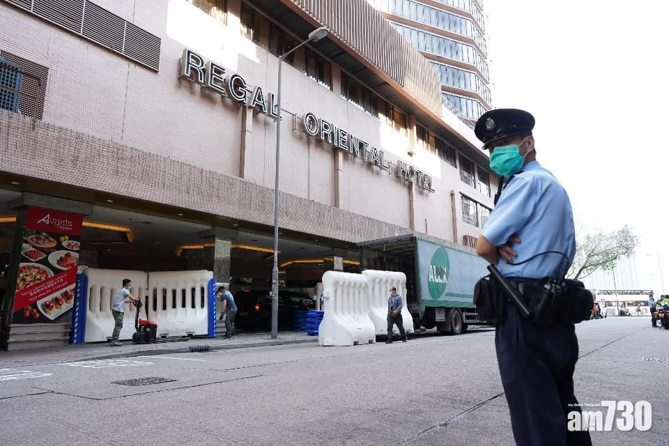 【新冠肺炎】警富豪東方酒店戒備   工作人員架水馬