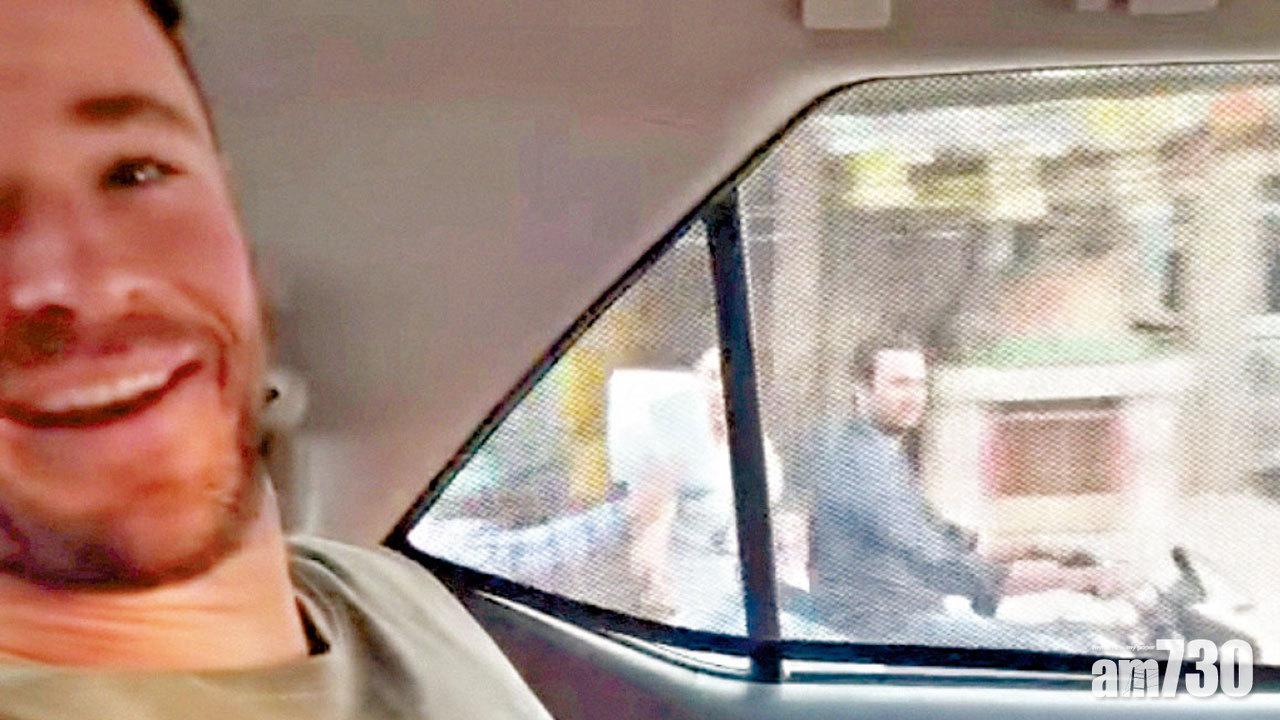 雷神基斯被亡命粉絲追車簽名