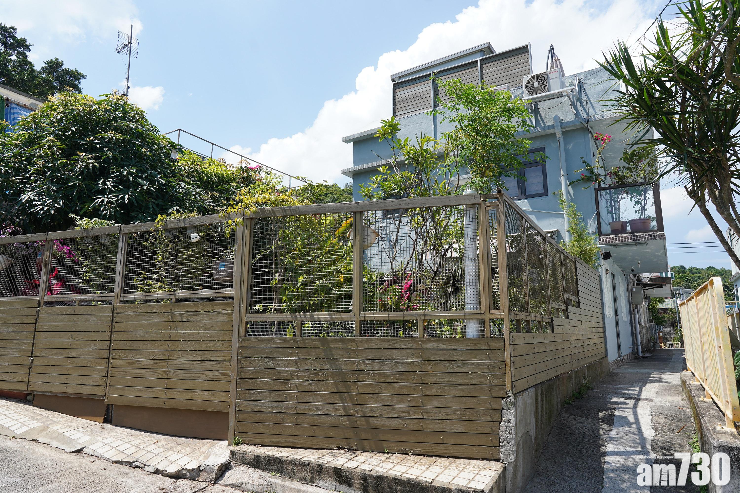 地政總署人員到陶輝居住的牌照屋調查