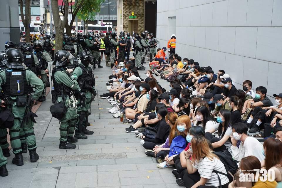 銅鑼灣中環有人聚集   警射胡椒球彈驅散