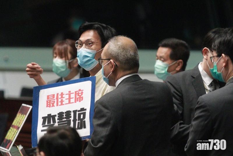 立會續審《國歌法》  朱凱迪展示「最佳主席李慧琼」標語被逐