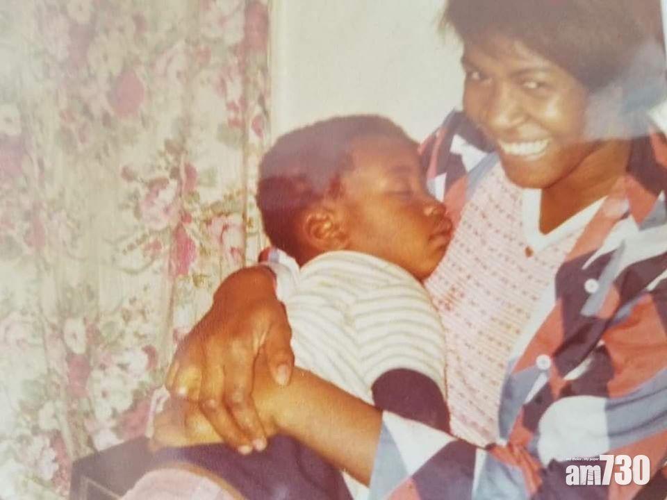 【美國示威】童年躺母懷裡照片曝光 非男窒息前曾呼叫媽媽