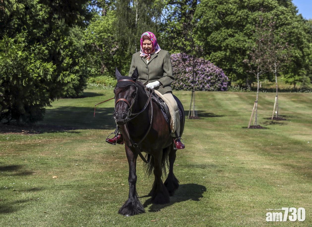 溫莎堡避疫兩個半月 英女王騎馬近照曝光