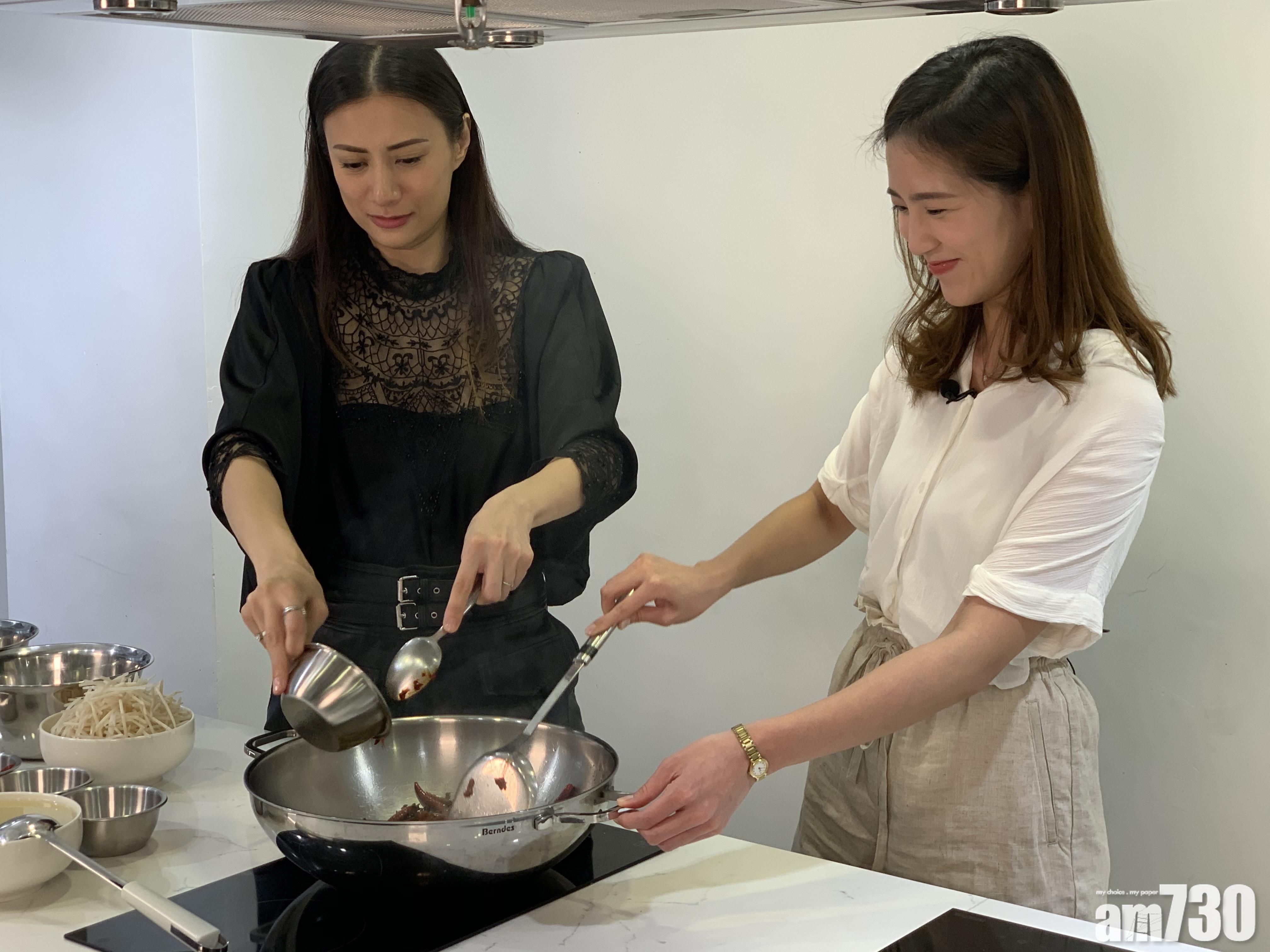 黃依汶烹調水煮牛肉逗家人開心