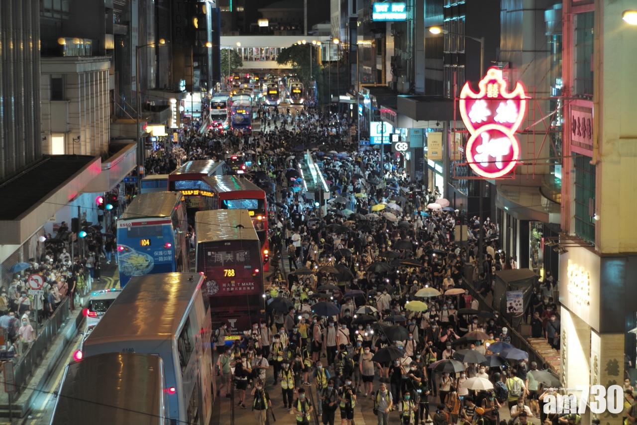大批市民晚上到中環流水式遊行 紀念6.9反修例事件一周年