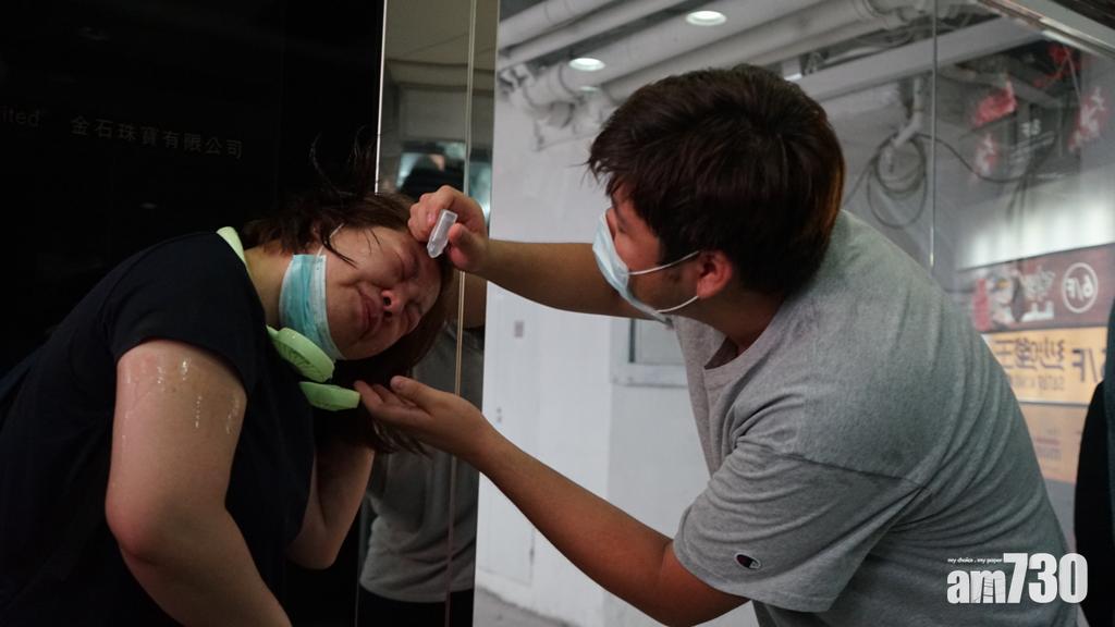 【港區國安法】市民銅鑼灣集結 警黃金廣場外「噴椒」