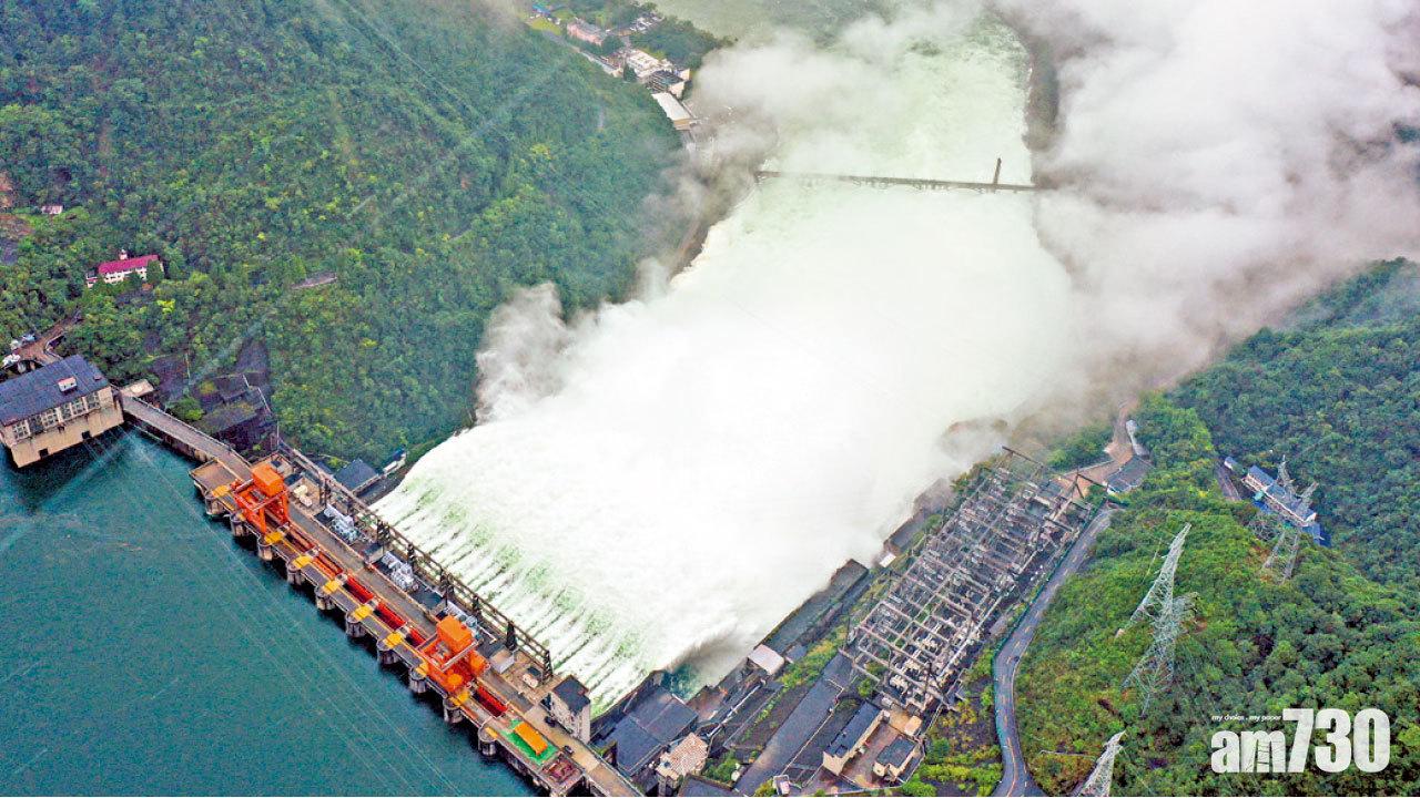 暴雨持續 落成61年來首次 杭州新安江水庫9孔洩洪