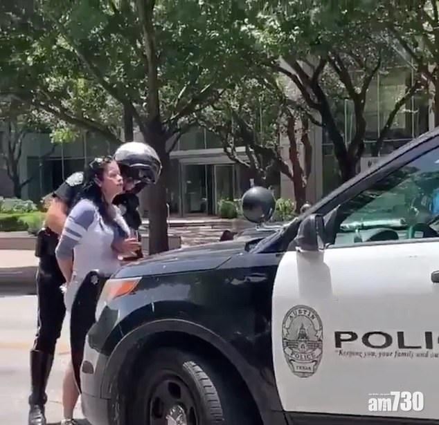 【爭議】德州男警拘衝紅燈女司機摸胸  途人鬧爆 (有片)