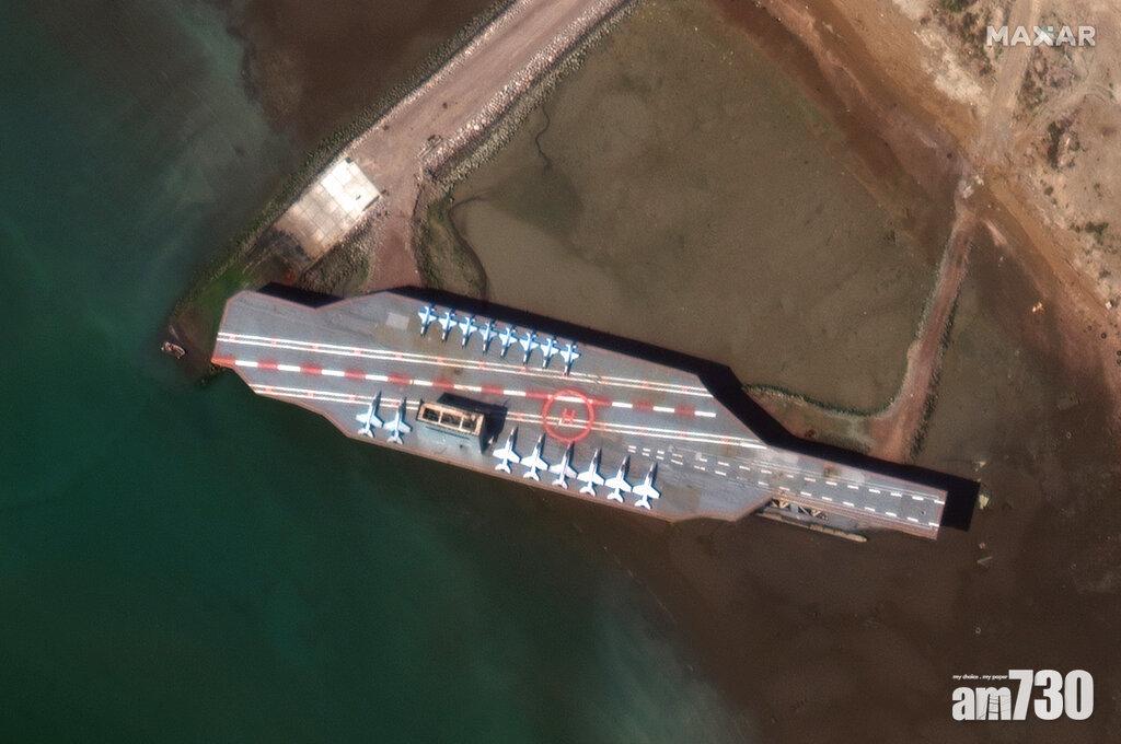 【中東局勢】伊朗疑部署航母模型 針對美軍作實彈演習