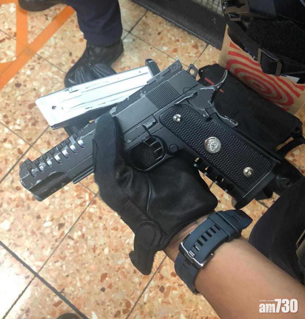 2男涉藏仿製槍伸縮棍旺角被捕