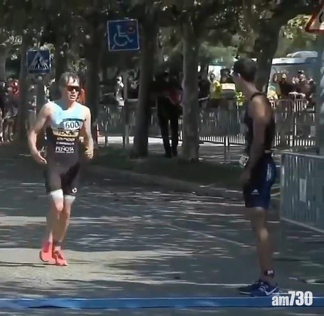 【真‧體育精神】西班牙三項賽運動員終點前停下  讓臨尾撞欄對手先衝線 (有片)