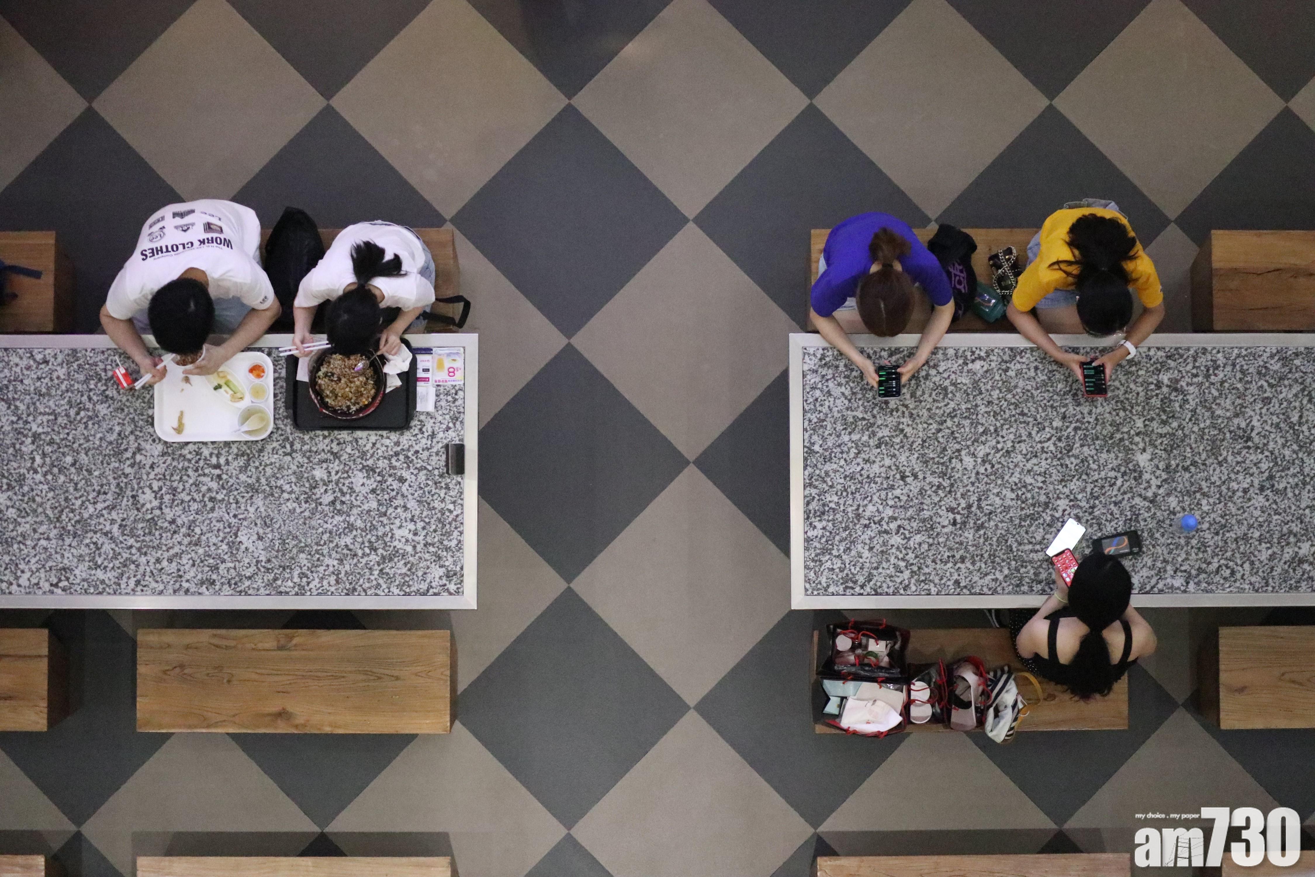 【網上熱話】食堂禁母吃女兒學生餐　網民不忿：叫阿哥食埋佢