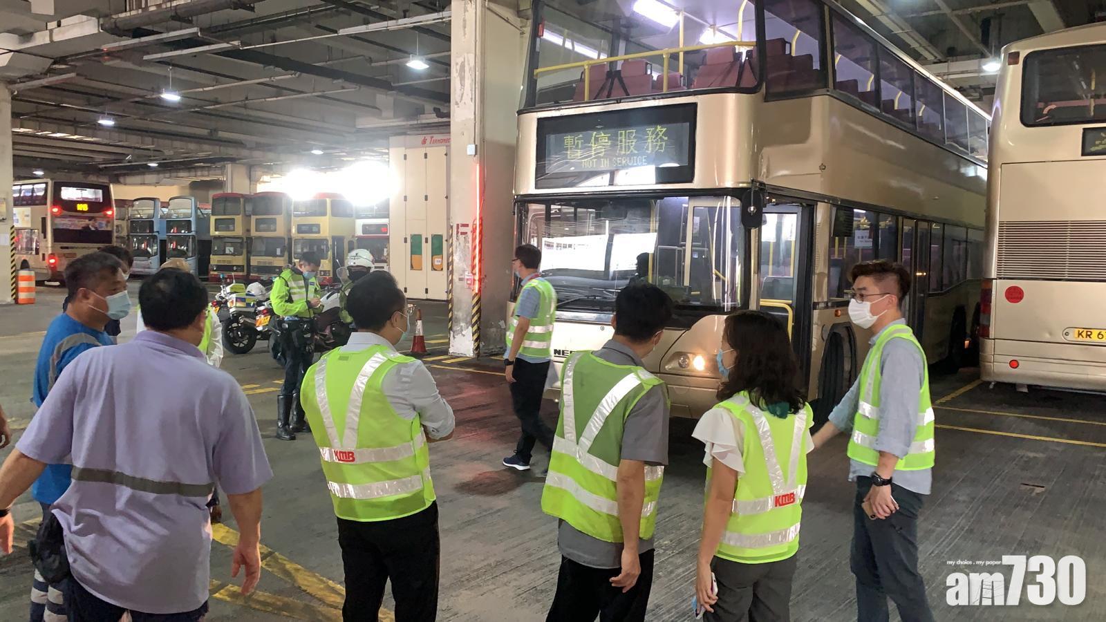 巴士車廠內倒車　撞傷助「睇位」同事