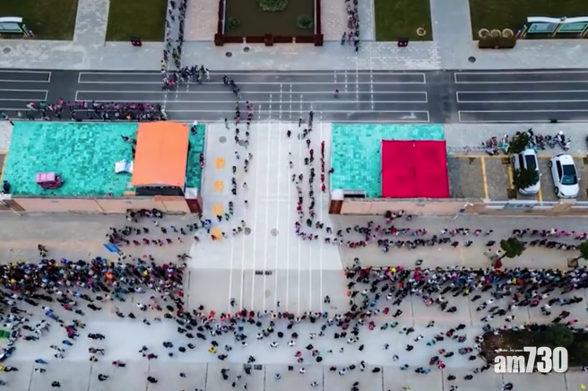 【網上熱話】河南小學生排隊放學 網民：像極了「貪吃蛇」