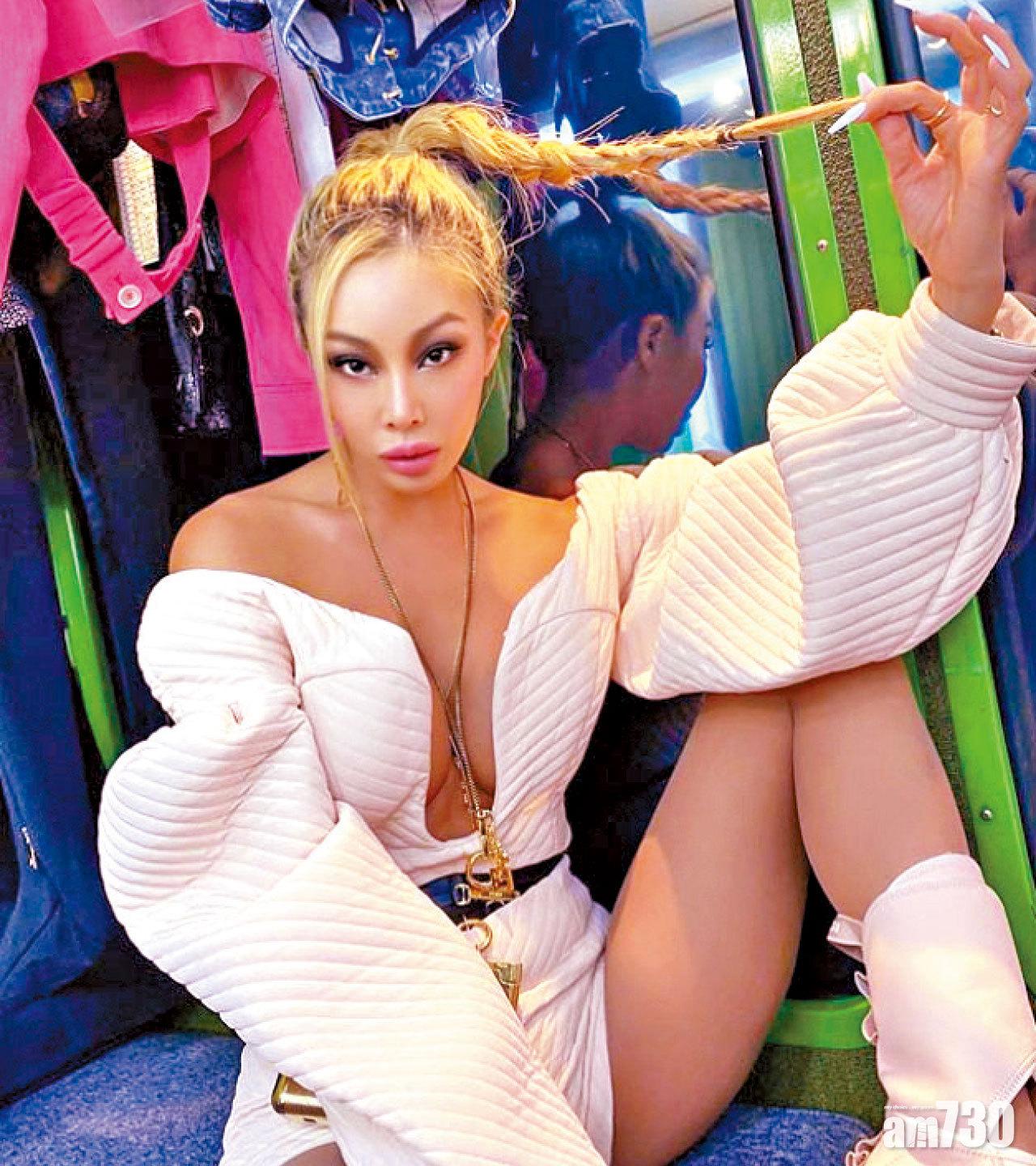 Jessi性感照成網絡熱搜