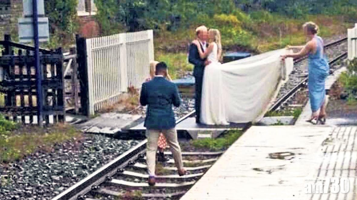 【新冠肺炎】英玩命新人同親友「一齊癲」路軌擺甫拍婚照