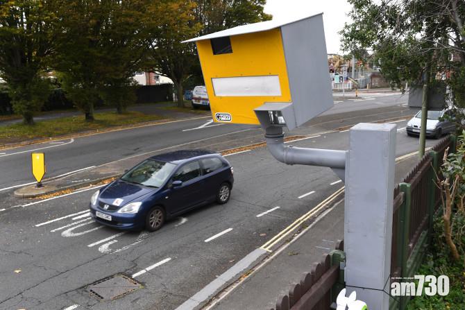 【裝假狗】阿伯山寨「影快相機」阻嚇超速司機