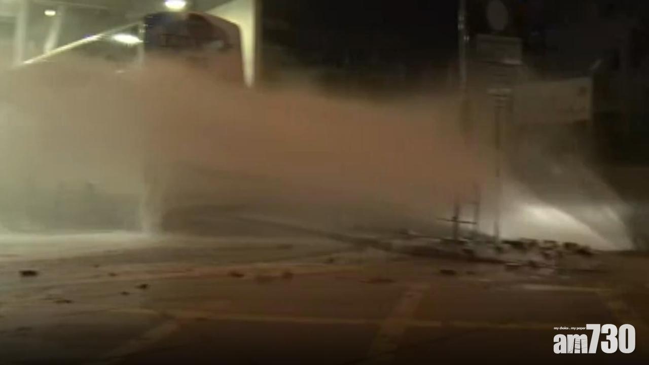 坪石邨鹹水管爆裂 水柱射入巴士總站