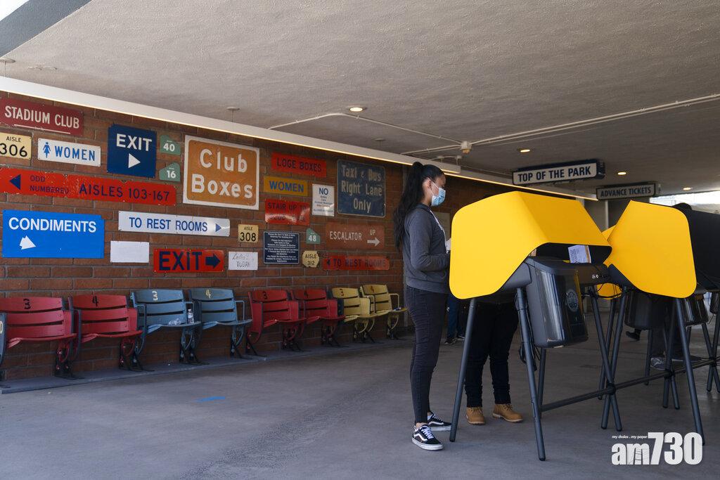 【美國大選】洛杉磯冠軍隊主場館變身票站 選民打卡又覺有趣