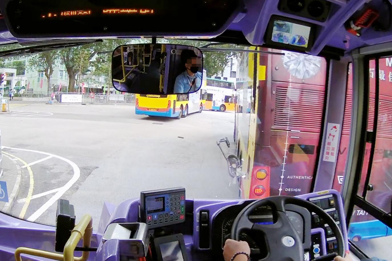 【車Cam直擊】巴士前後腳轉彎掃鏡　網民：故意設陷阱？