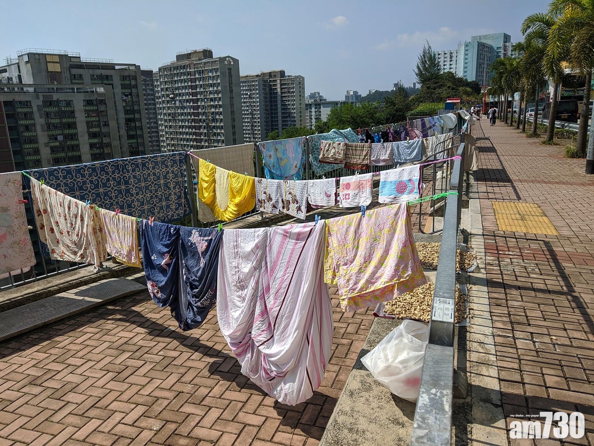 【網上熱話】安泰邨路邊曬被　網民譏：商場對出自取