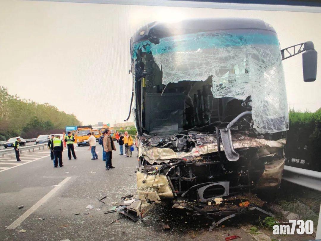 【血的教訓】滬司機雙手離軚篤手機 猛撞前車右腿截肢