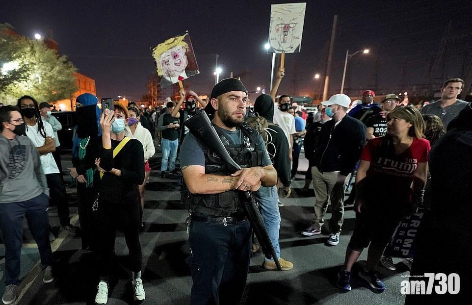 【美國大選】特朗普粉絲圍亞利桑那點票中心  不滿過早宣布拜登勝出