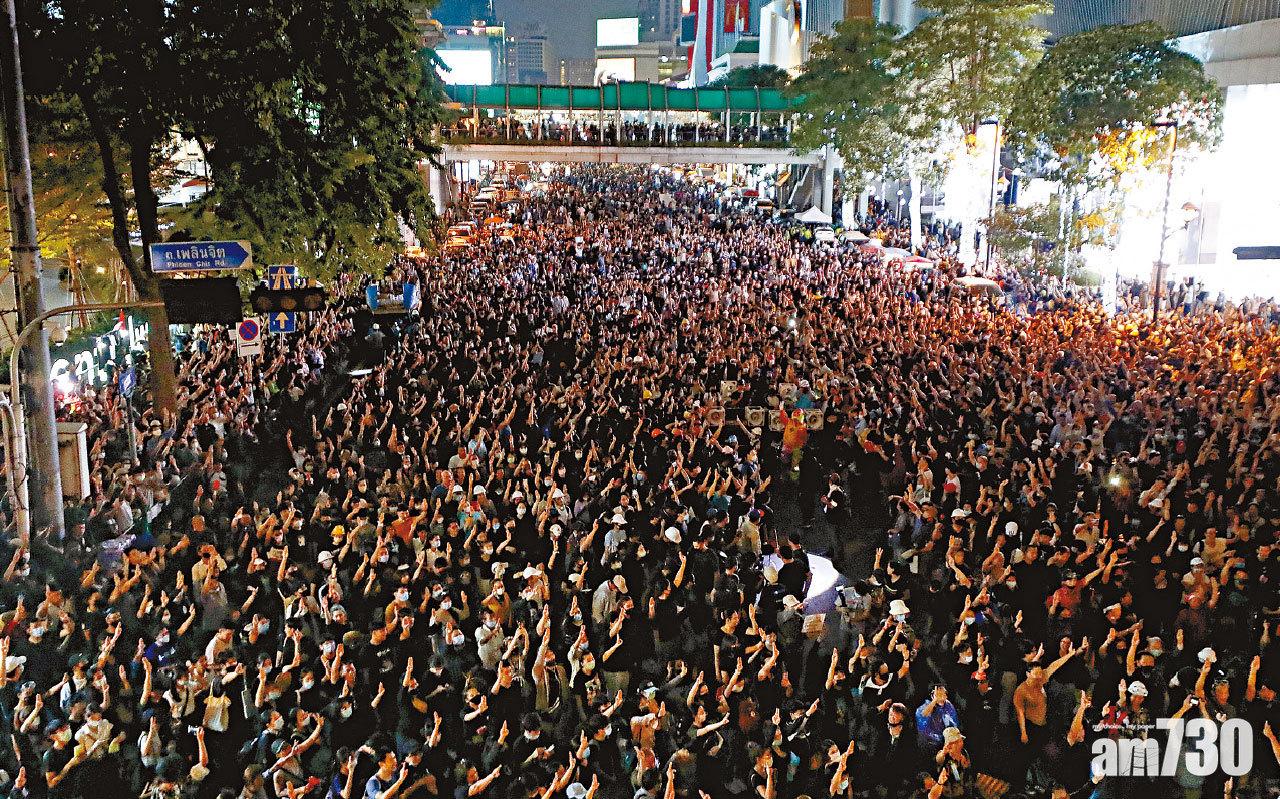 局勢緊張 民間修憲案遭否決 泰示威者圍警總潑漆