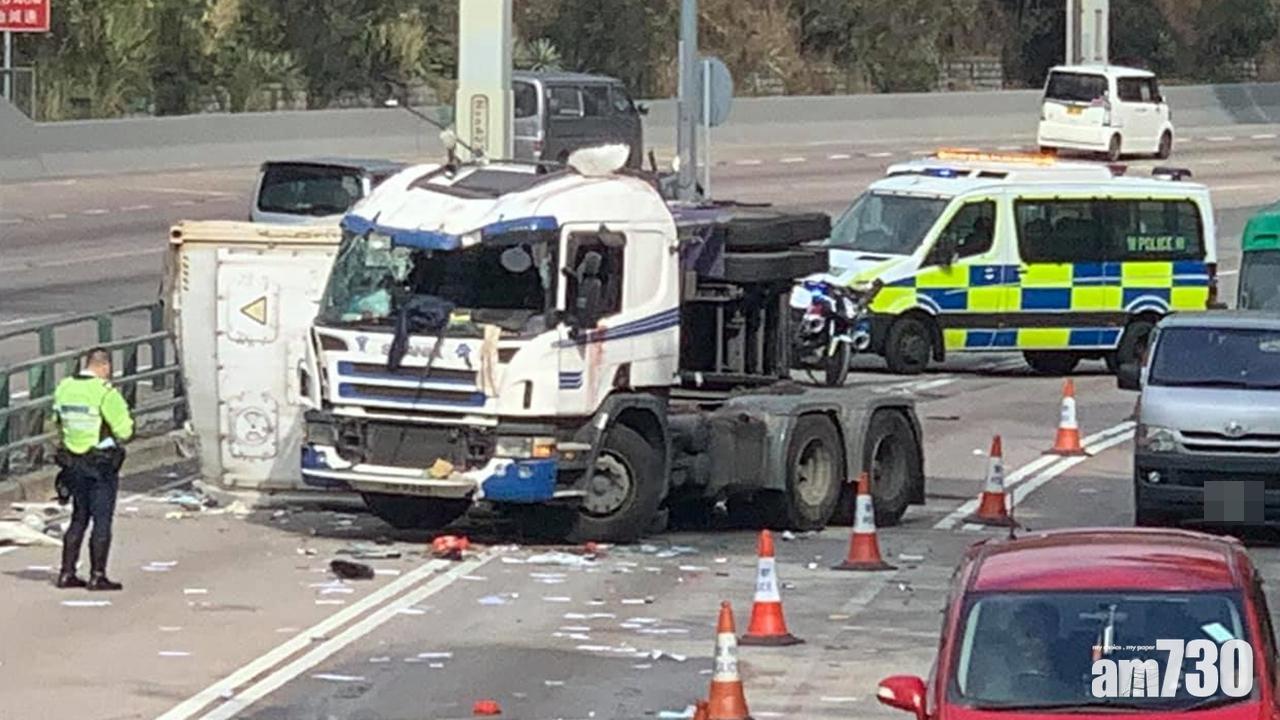 屯門公路貨櫃車貨櫃翻側 司機一度被困