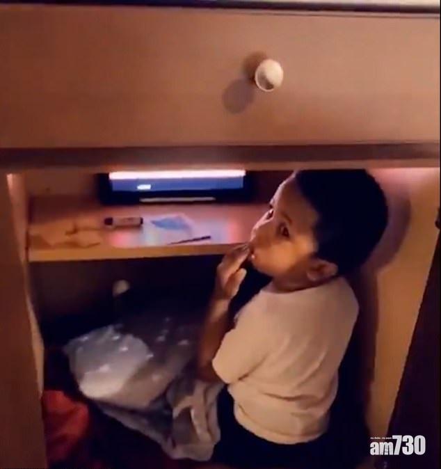 【搞笑】兩歲仔躲進廚櫃邊iPad睇片邊吃零食  阿媽發現：打搞了你嗎？(有片)